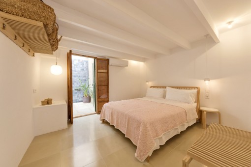 Schlafzimmer mit Außenbadezimmer