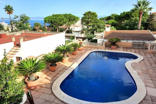 Wunderschöne Villa mit Wohnung, Garage und Aussenanlage in Bahia Grande