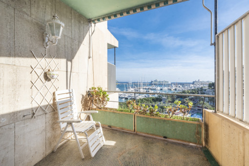 Überdachter Balkon mit Ausblick