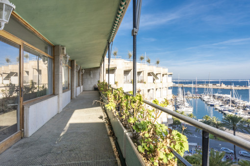 Langer Balkon mit Blick auf den Hafen