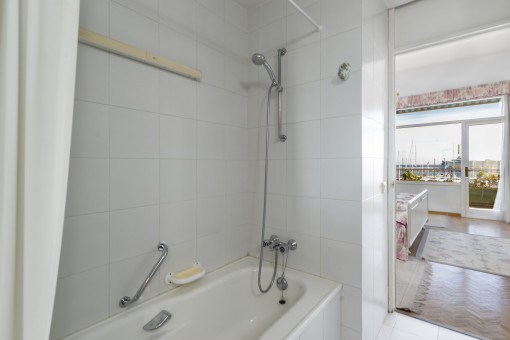 Badezimmer en Suite mit Wanne