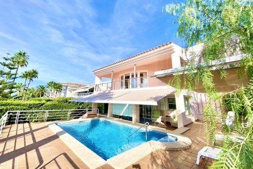 Großzügige Chalet 1. Meereslinie in Bahia Azul mit viel Potenzial