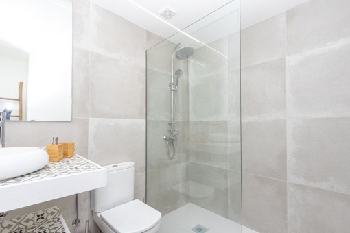 Modernes Duschbadezimmer