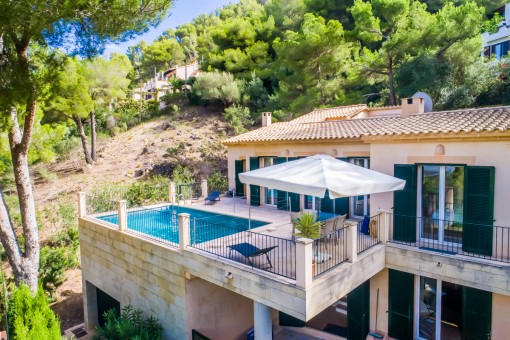 Schöne Villa in Hanglage mit Blick auf die Bucht von Canyamel