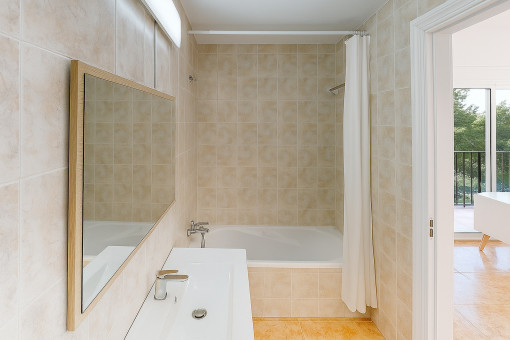 Badezimmer mit Zugang vom Wohnbereich