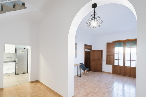 Blick in die Küche und den Eingangsbereich