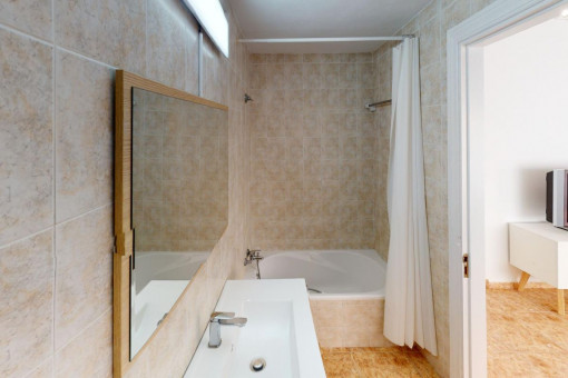 Badezimmer mit Zugang vom Wohnbereich