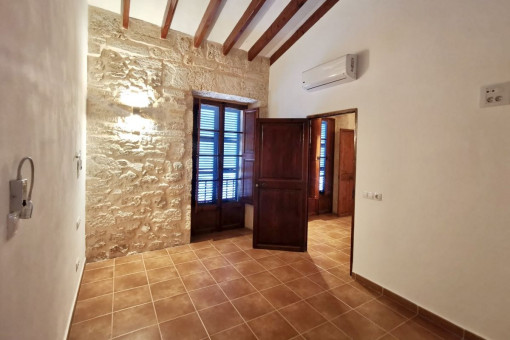 Schlafzimmer mit Natursteinwand