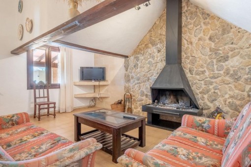 Gemütlicher Wohnbereich mit Kamin