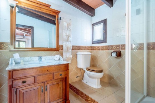 Badezimmer mit Dusche