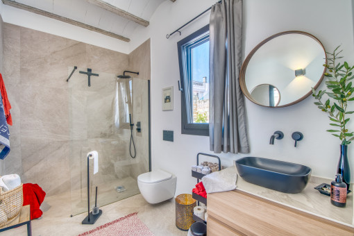 Badezimmer mit ebenerdiger Dusche