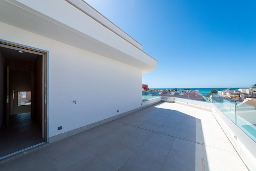 Helle 4-Zimmer Wohnung mit Meerblick und privater Dachterrasse in Molinars erstem Passivhaus