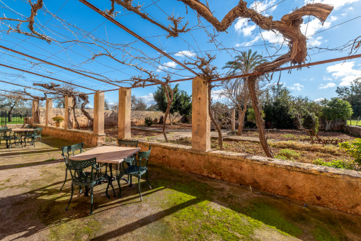 Terrasse und weitläufiger Garten