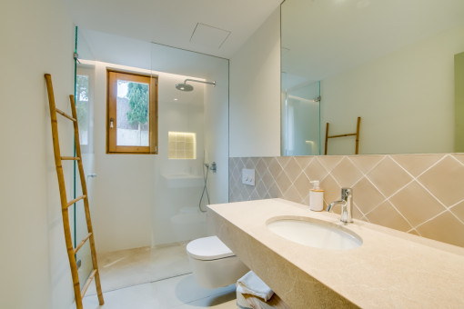 Weiteres Badezimmer mit Dusche