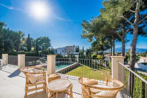 Obere Terrasse mit Blick auf den Garten