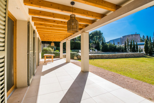 Überdachte Terrasse mit Blick in den Garten