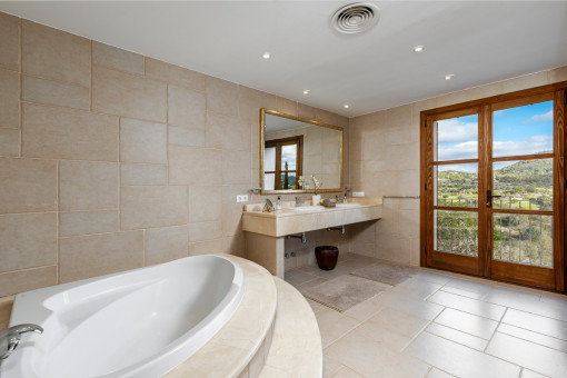 En Suite Badezimmer mit Wanne und Ausblick