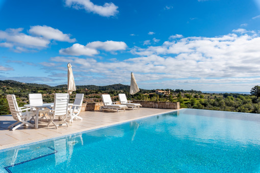 Infinitypool mit Blick bis zum Meer