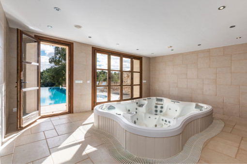 Raum mit Jacuzzi und Zugang zur Poolterrasse