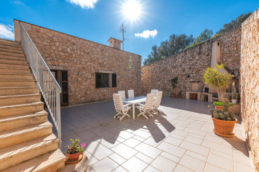 Mallorquinischer Patio mit Grillbereich