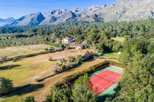 Herrliches Landhaus mit 2 Gästehäusern, Swimming Pool und Tennisplatz inmitten absoluter Landidylle