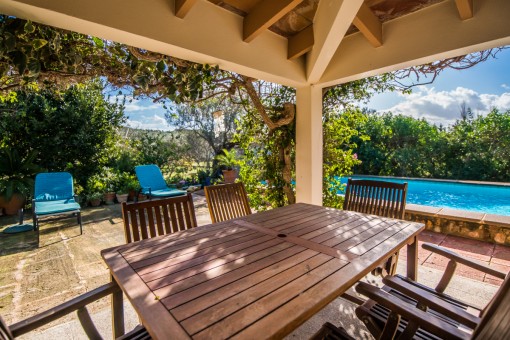 Überdachte Terrasse mit Blick zum Pool