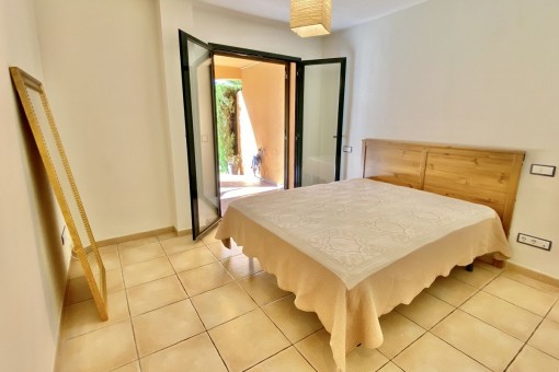Schlafzimmer mit Gartenzugang