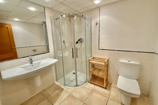 Zweites Badezimmer mit Dusche