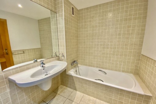 Badezimmer mit Duschwanne