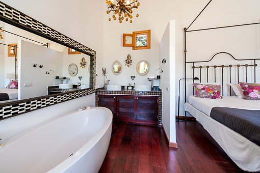 Helles Badezimmer mit Badewanne und Schlafzimmerzugang