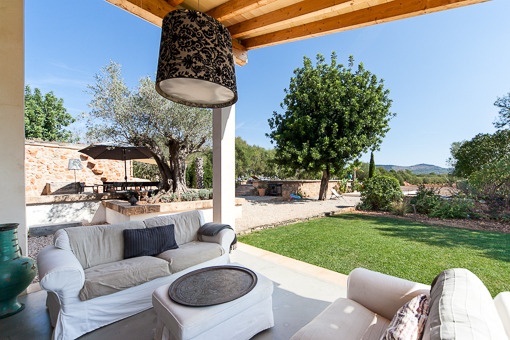 Loungebereich mit Blick in den Garten