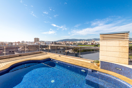 Duplex-Penthouse mit großer Dachterrasse, privatem Pool und Meerblick in Palma