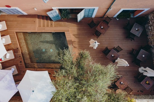 Terrasse mit Pool und Essbereich