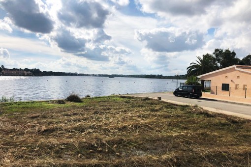 Sonniges, spektakuläres Seegrundstück in Alcudia in erster Linie und unverbaubaren Blick über den großen See mit aktiver Baulizenz