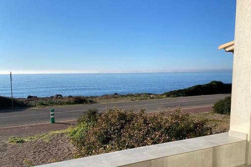 Neuwertige Wohnung direkt in erster Linie am Meer in Son Bielo