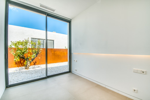 Helles Schlafzimmer mit Zugang nach Außen