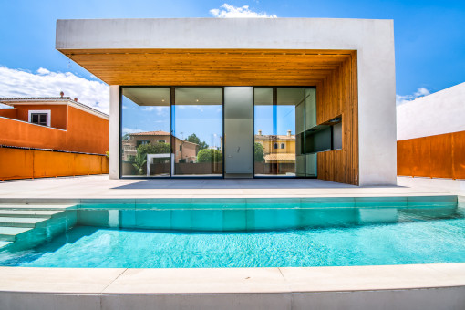 Moderner Pool mit Terrassenbereich