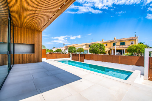 Elegante Terrasse mit Poolblick