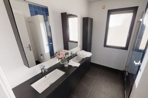 Separates Badezimmer im Obergeschoss