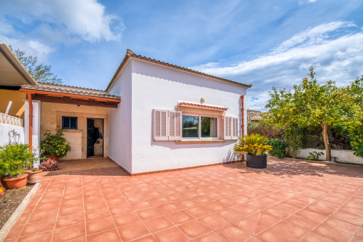 Zugang zum Haus und vordere Terrasse