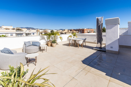 Großzügige Dachterrasse mit Stadt-und Meerblick