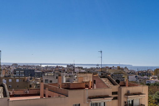 Blick auf die Kathedrale und das Meer