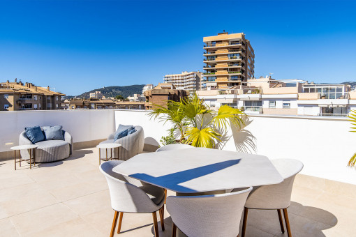Großzügige Dachterrasse mit Stadt-und Meerblick