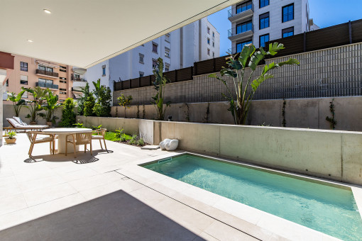 Große Sonnenterrasse mit privatem Pool