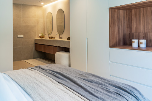Master Bedroom mit Bad en-suite