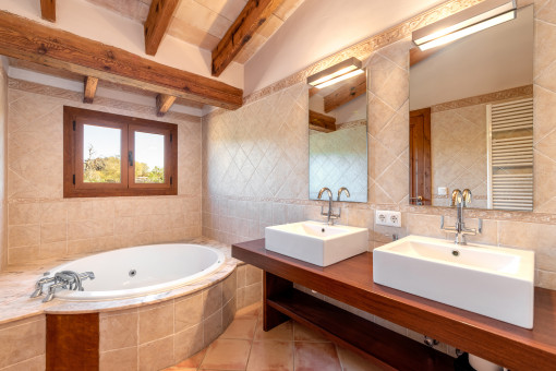 Modernes Badezimmer mit Wanne
