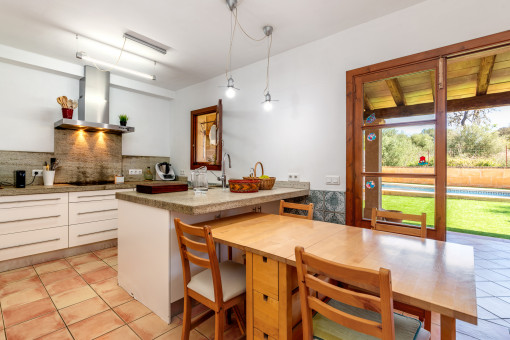 Offene Küche mit Terrassenzugang
