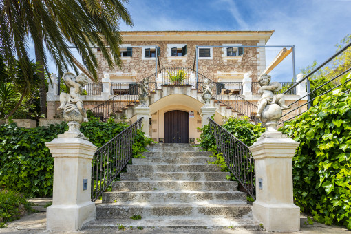 Außenansicht und Zugang zur Villa