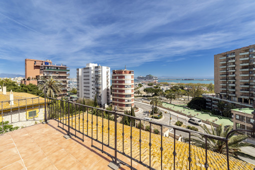Große Terrasse mit Meerblick