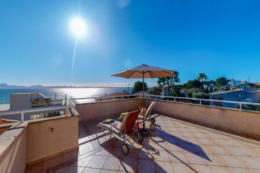 Villa mit Ferienvermietlizenz, Swimming Pool und Meerblick in Hanglage in Alcanada